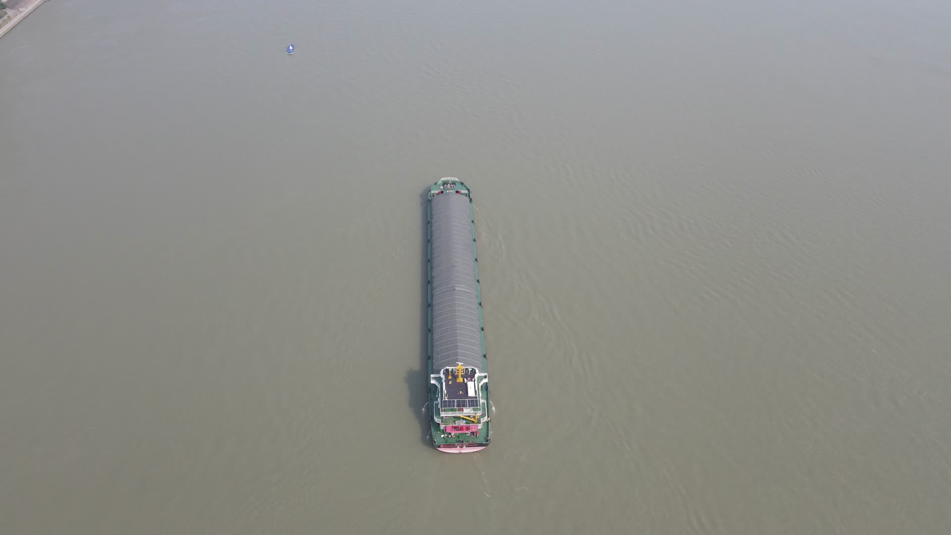 航拍水面货船行驶视频的预览图