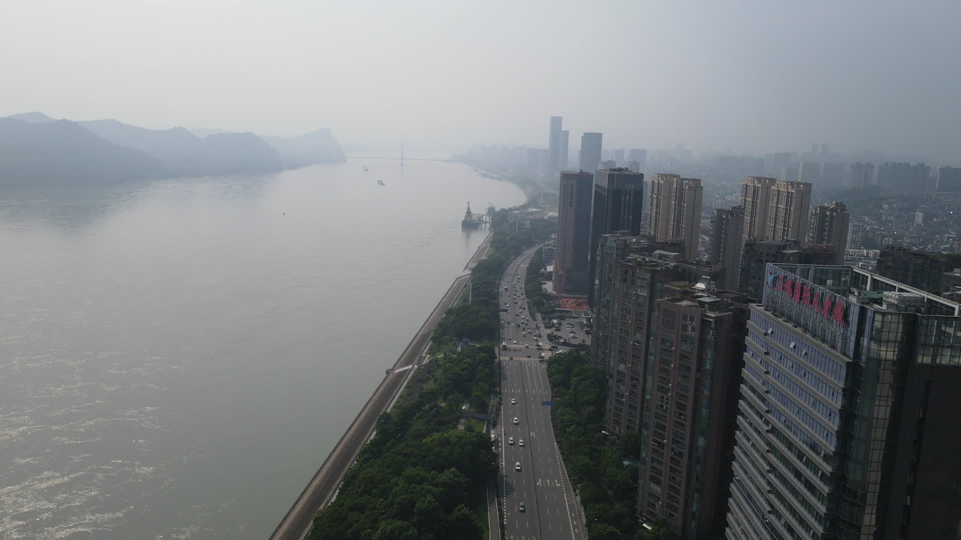 航拍湖北宜昌沿江大道商业大楼视频的预览图