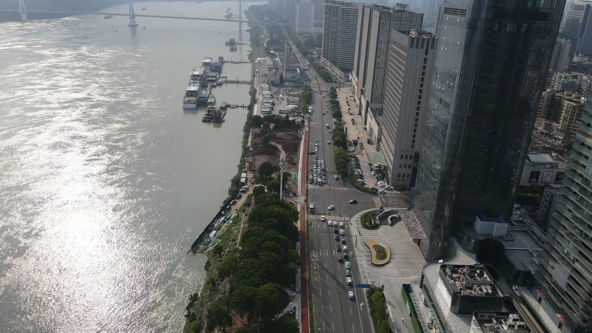 航拍湖北宜昌沿江大道万达广场宜昌国际广场视频的预览图