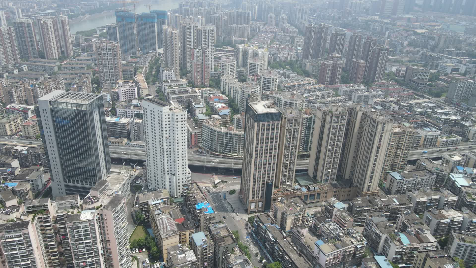 航拍湖北宜昌CBD城市高楼视频的预览图