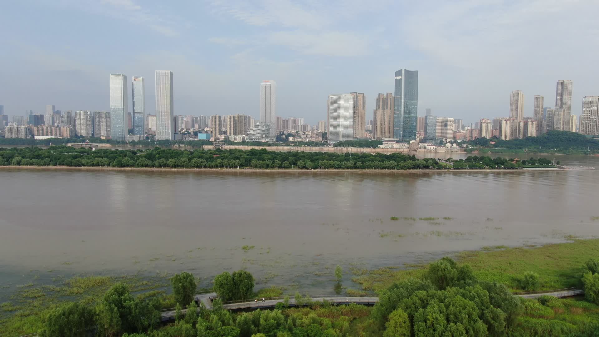 长沙湘江橘子洲城市高楼建筑航拍视频的预览图