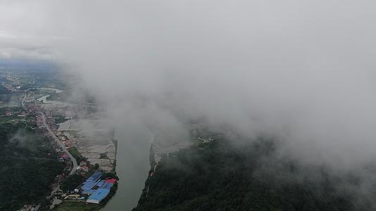 自然风光山间雨后云雾缭绕航拍视频的预览图