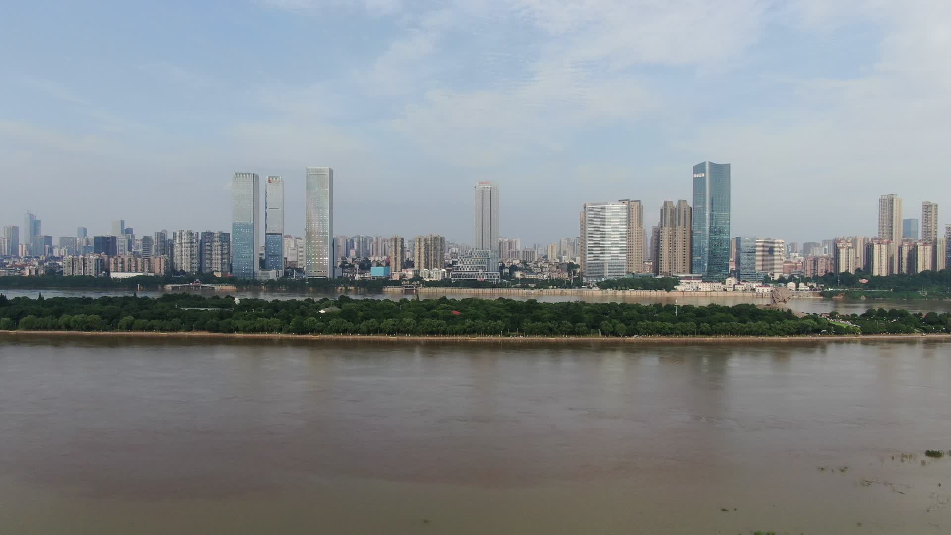 长沙湘江橘子洲城市高楼建筑航拍视频的预览图
