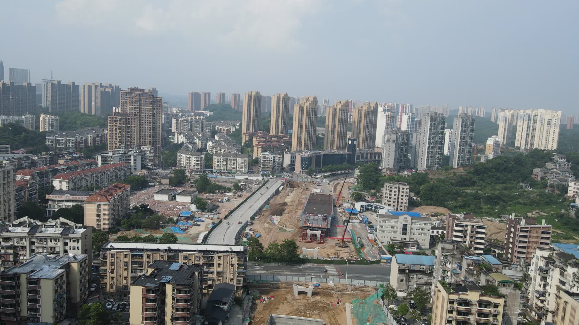 航拍湖北宜昌城市天际线视频的预览图