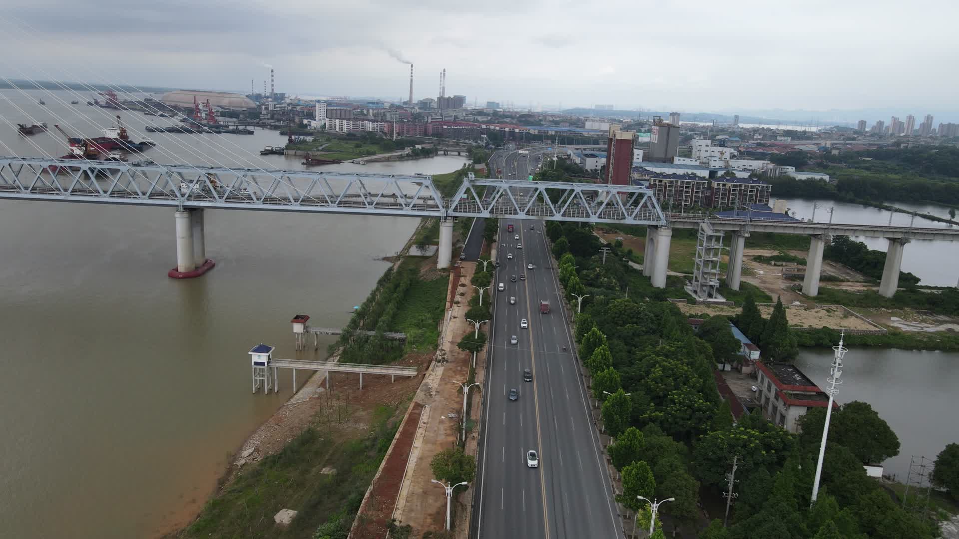 湖南岳阳洞庭湖大桥交通航拍视频的预览图