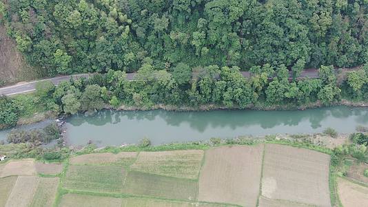 大自然青山绿水山谷溪流航拍视频的预览图