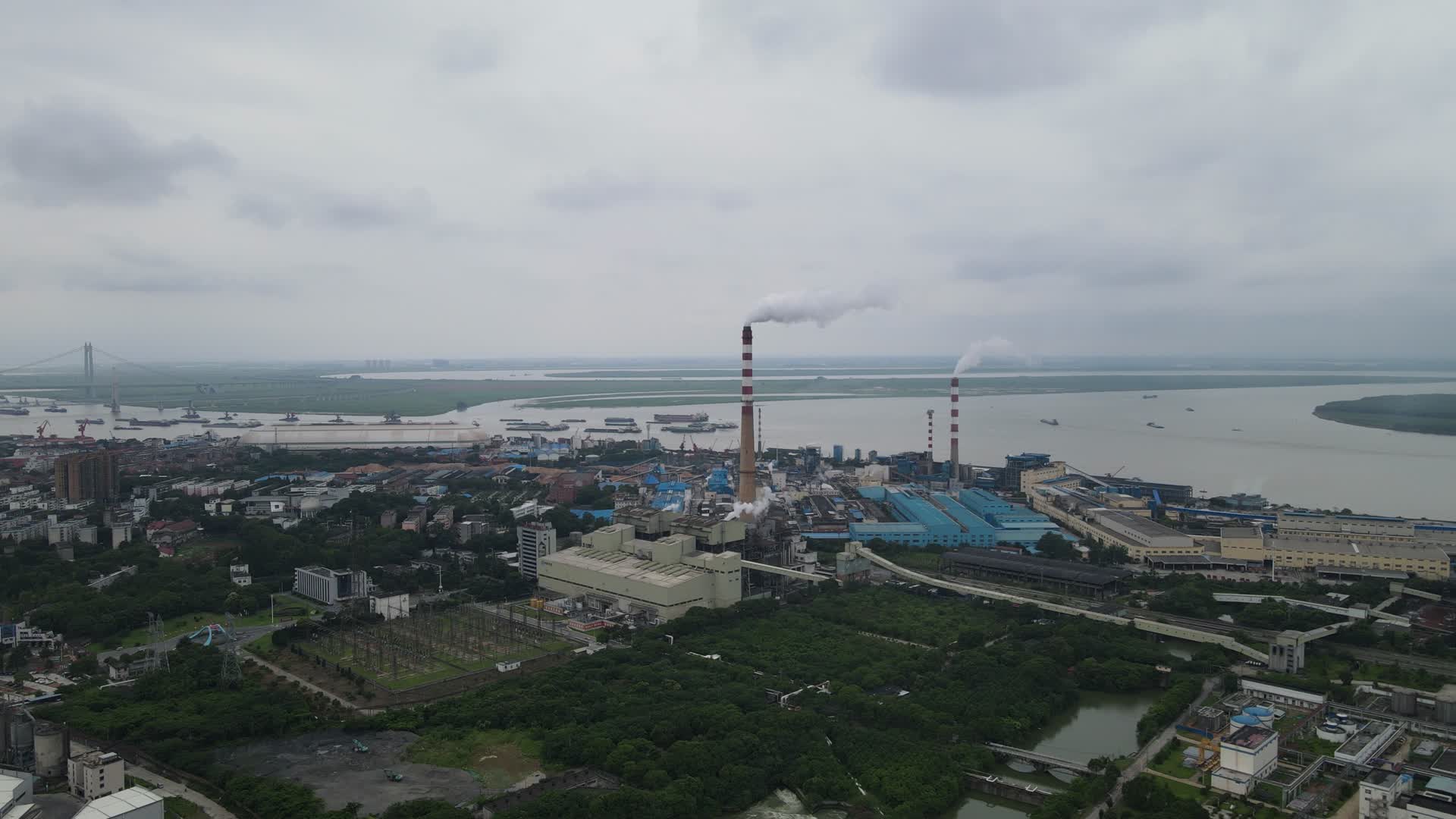 工业生产烟冲炊烟岳阳华能电厂航拍视频的预览图