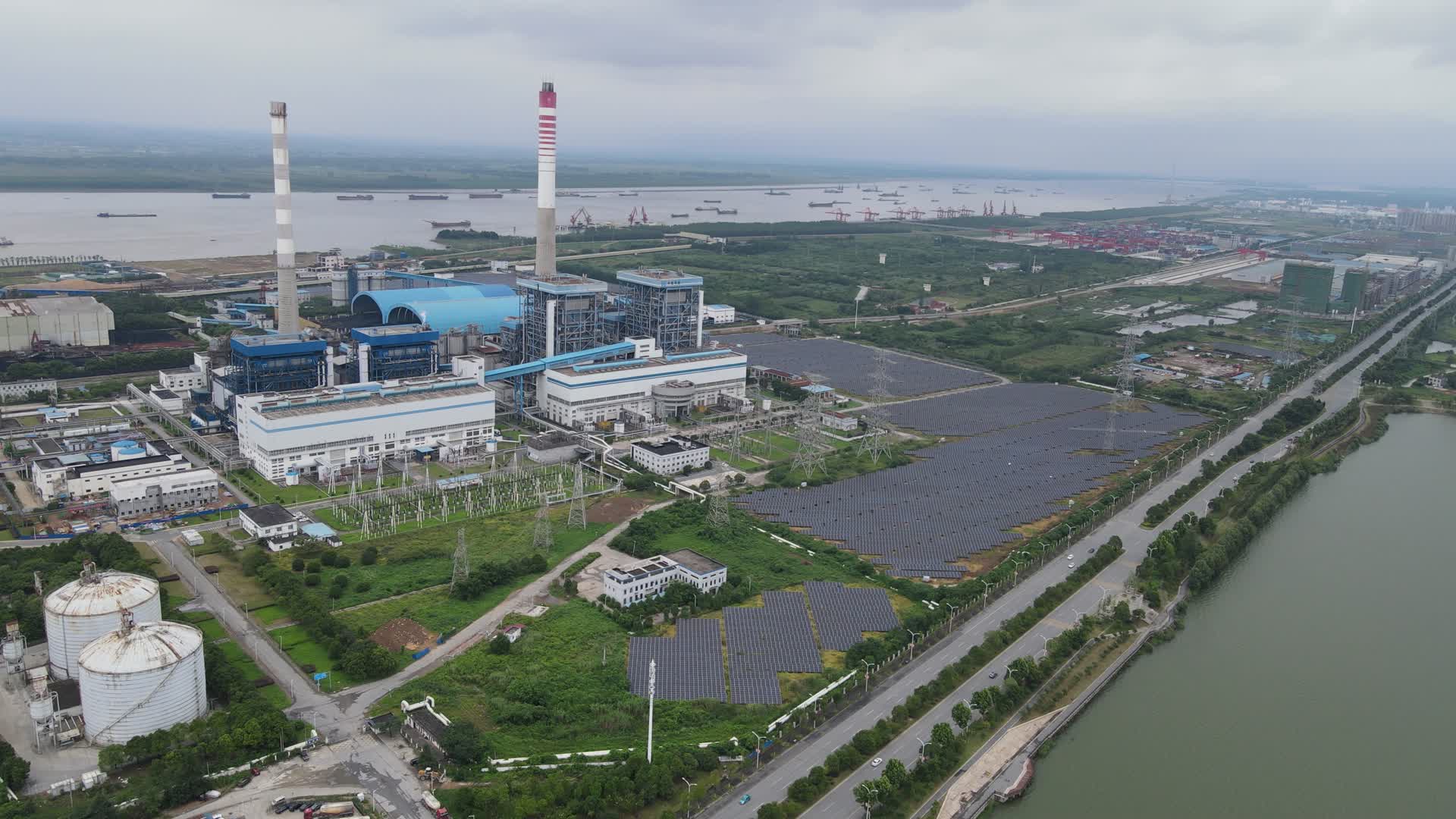 工业生产烟冲炊烟岳阳华能电厂航拍视频的预览图