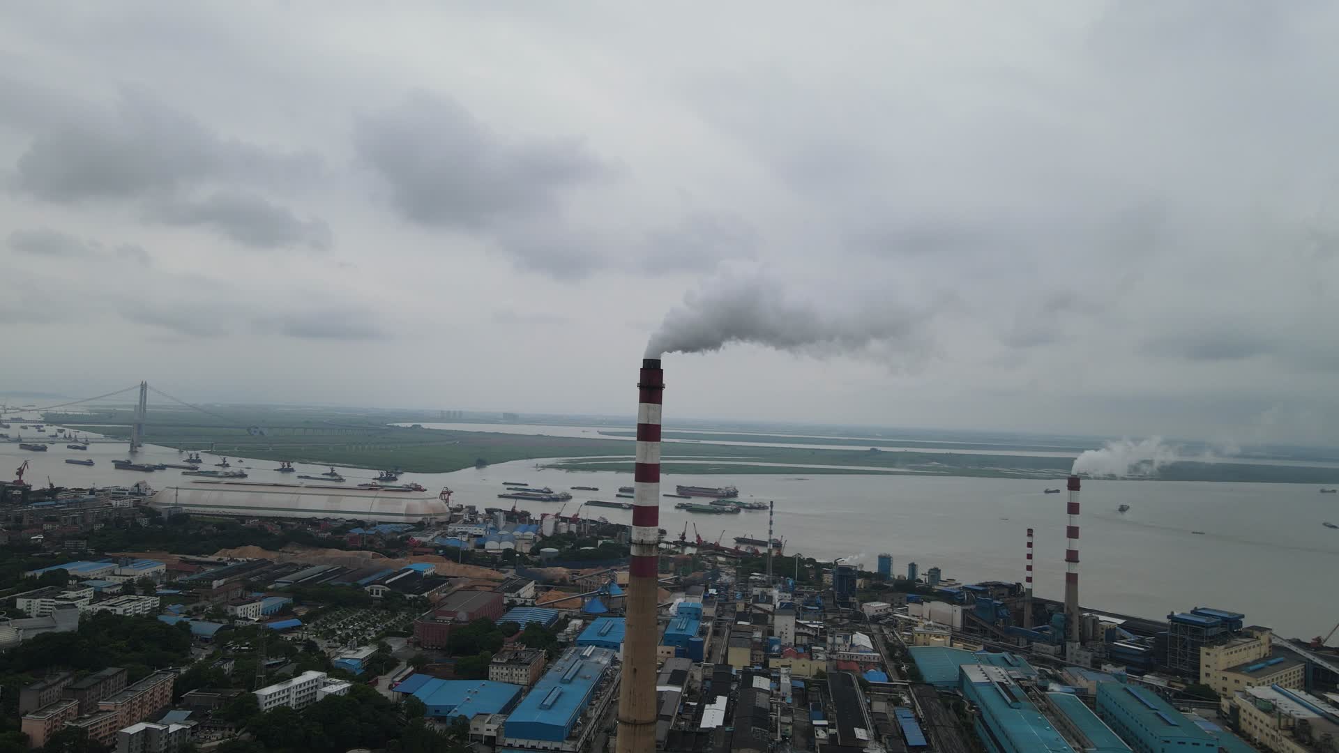 工业生产烟冲炊烟岳阳华能电厂视频的预览图