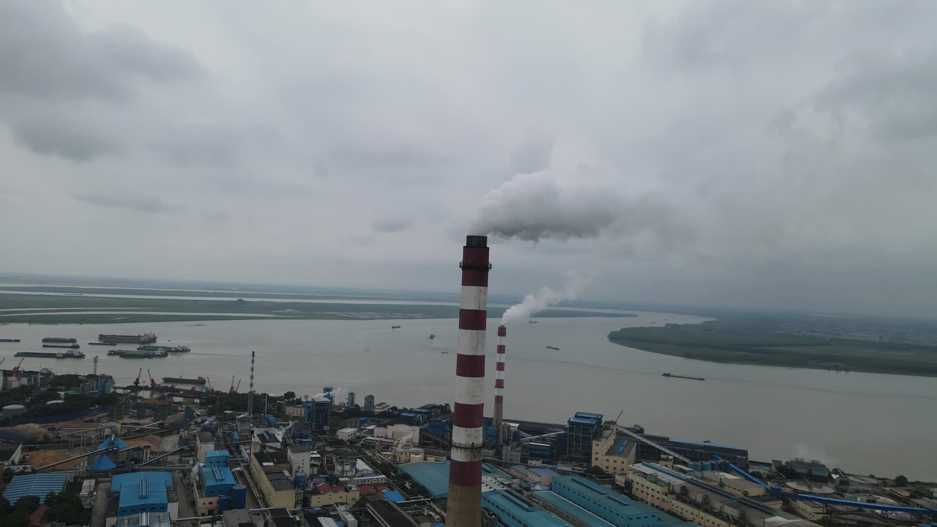 工业生产烟冲炊烟岳阳华能电厂视频的预览图