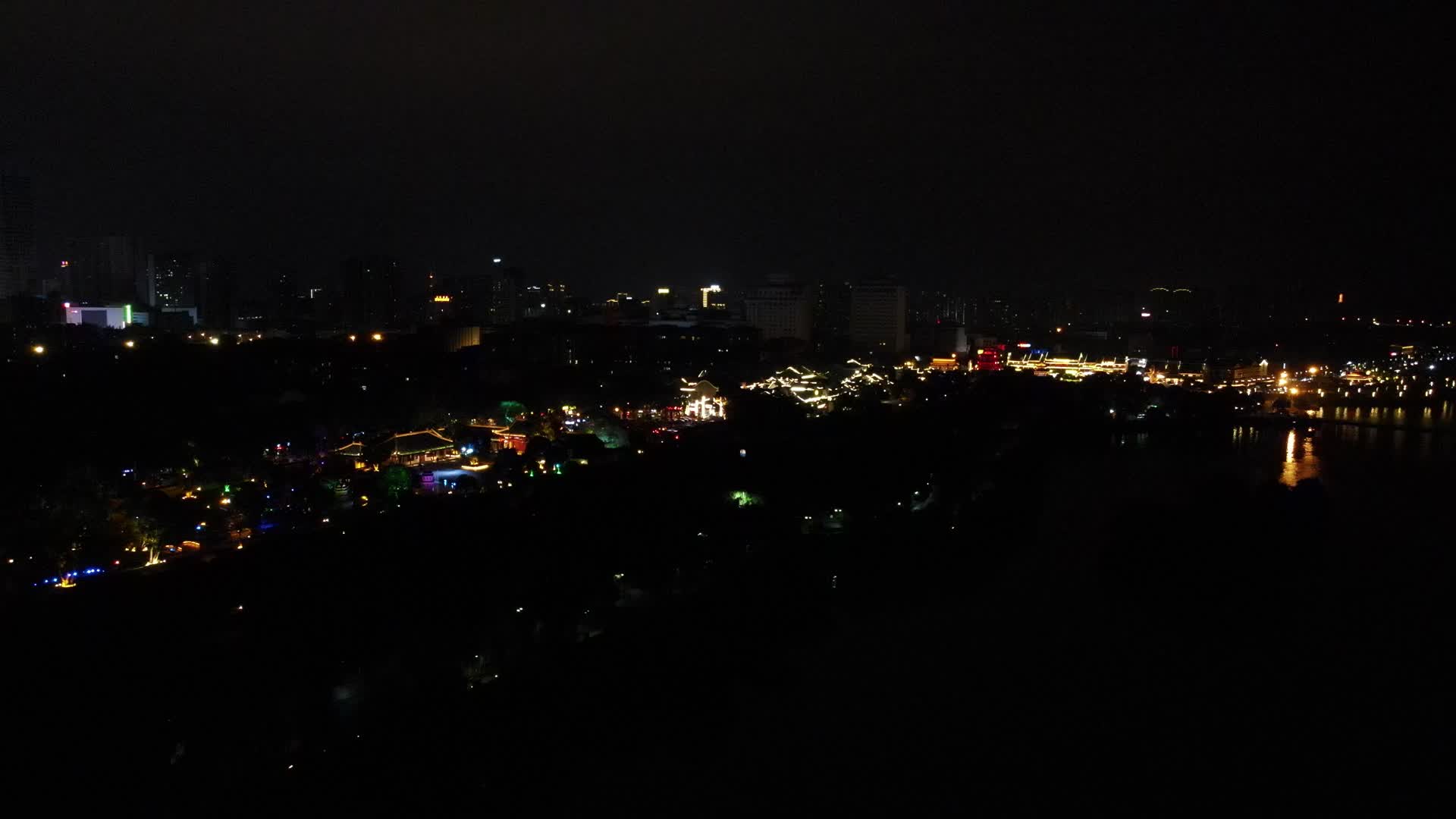 湖南岳阳岳阳楼汴河街夜景航拍视频的预览图