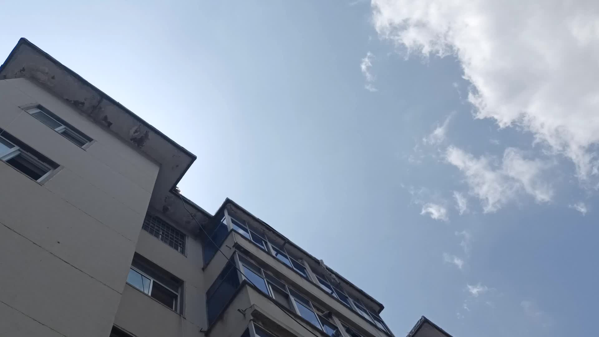 仰拍天空楼房晴朗天气视频的预览图