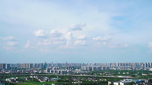 城市天际线白云延时视频的预览图