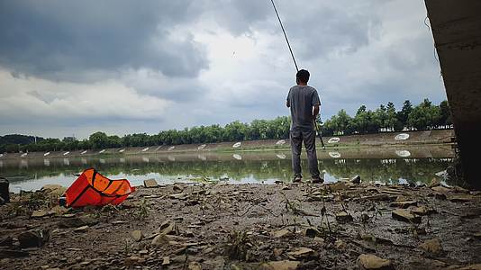 夏季阴雨天钓鱼人视频的预览图