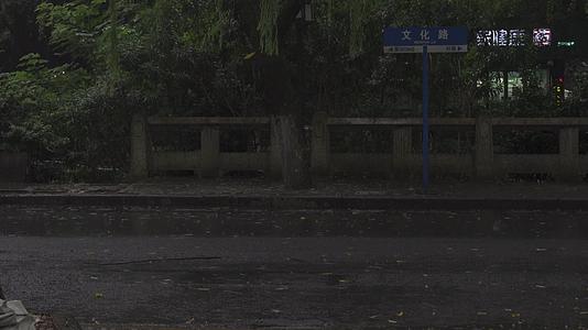 杭州江寺公园古典园林风景下雨天视频的预览图