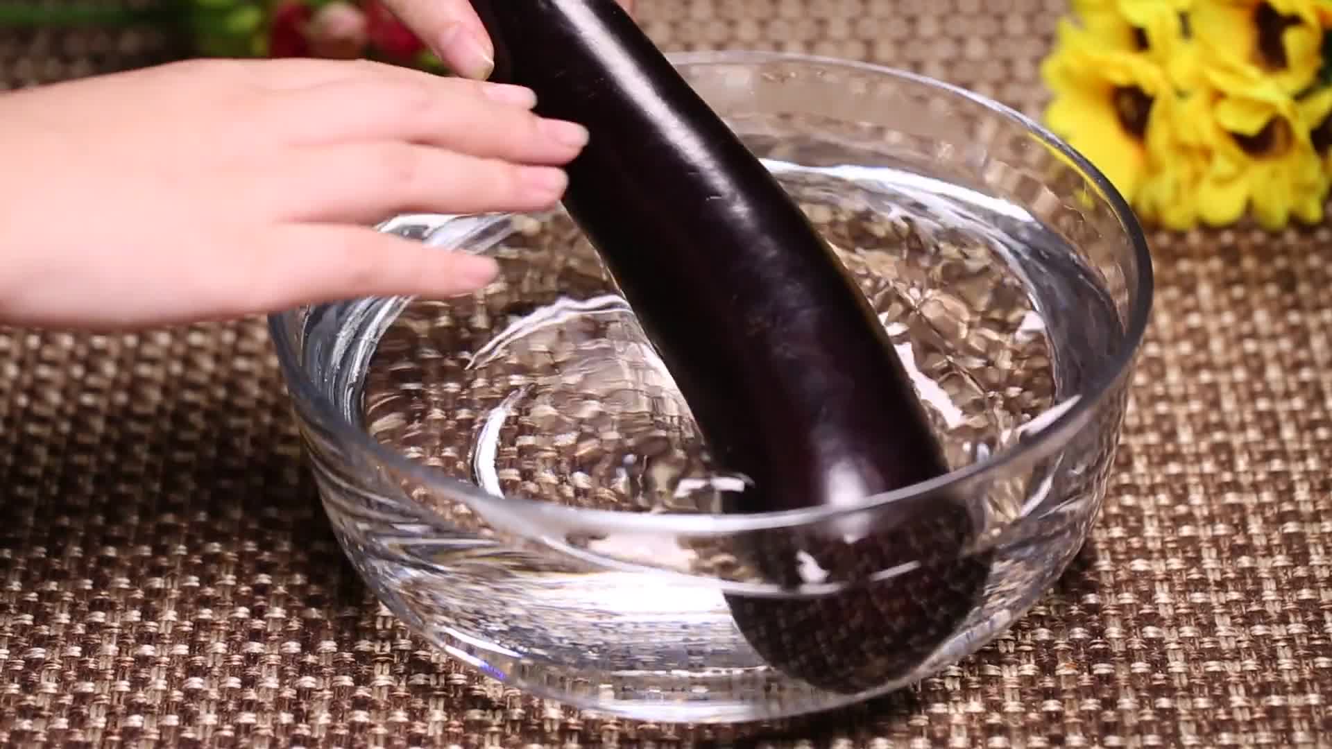 镜头合集洗茄子削皮视频的预览图