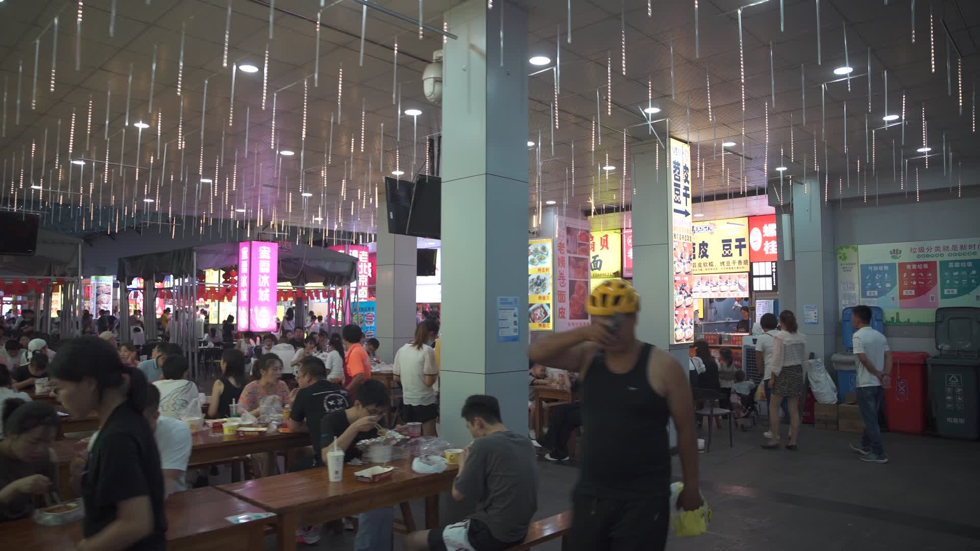 杭州滨江啦喜街美食街视频的预览图