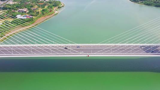 航拍跨江大桥斜拉桥车辆行驶视频的预览图