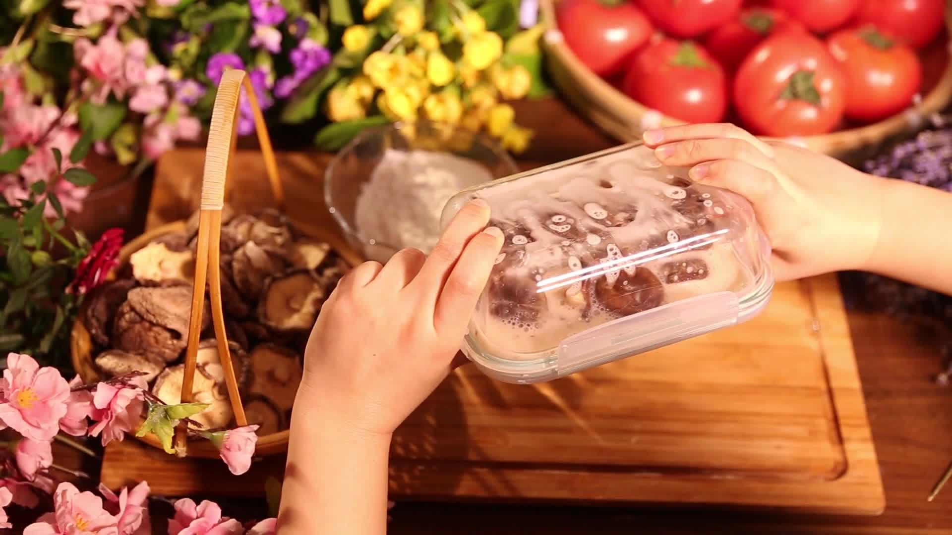 镜头合集生活窍门如何用饭盒清洗香菇视频的预览图