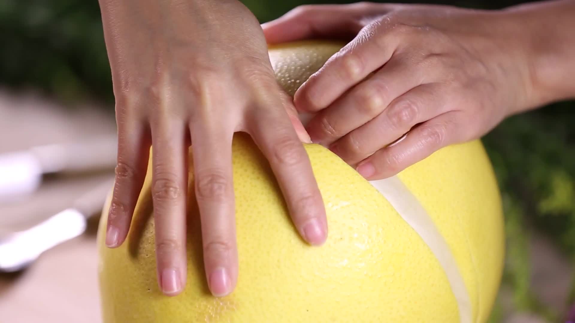 镜头合集剥柚子果肉视频的预览图
