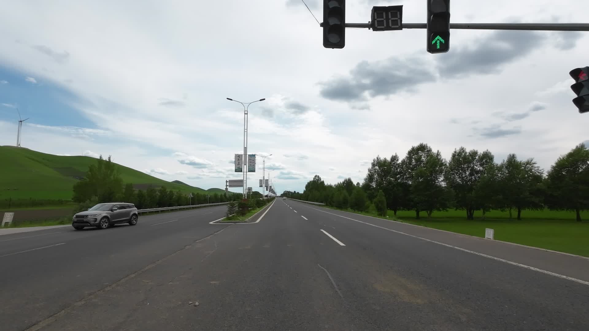 开车行驶在大草原视频的预览图