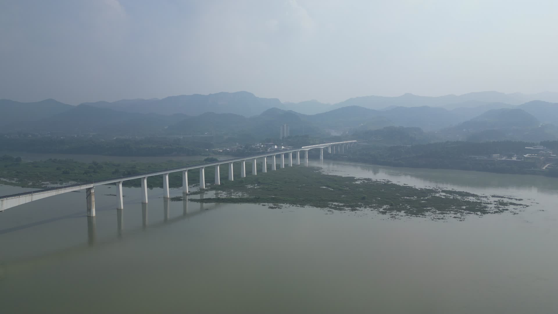 航拍长江高铁轨道高架桥视频的预览图