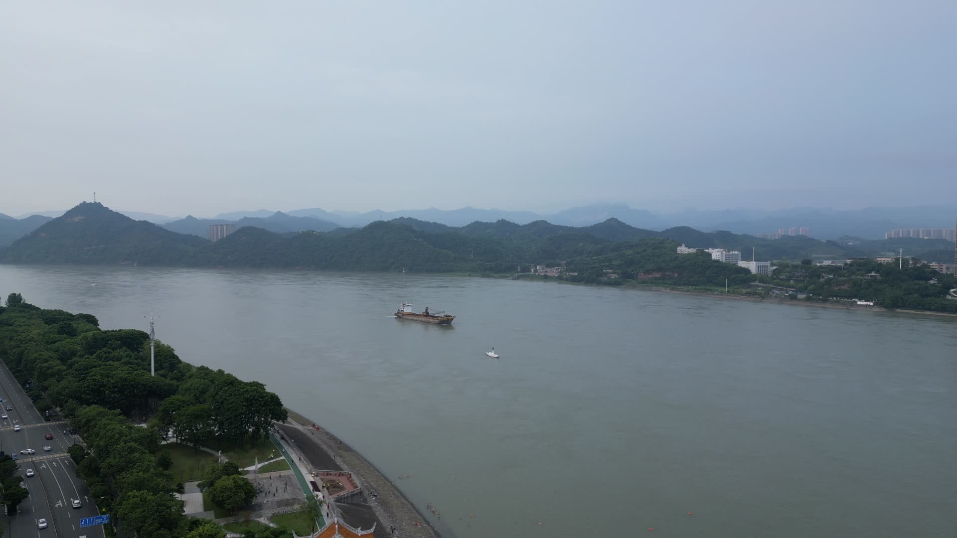 航拍江中行驶货运大船视频的预览图