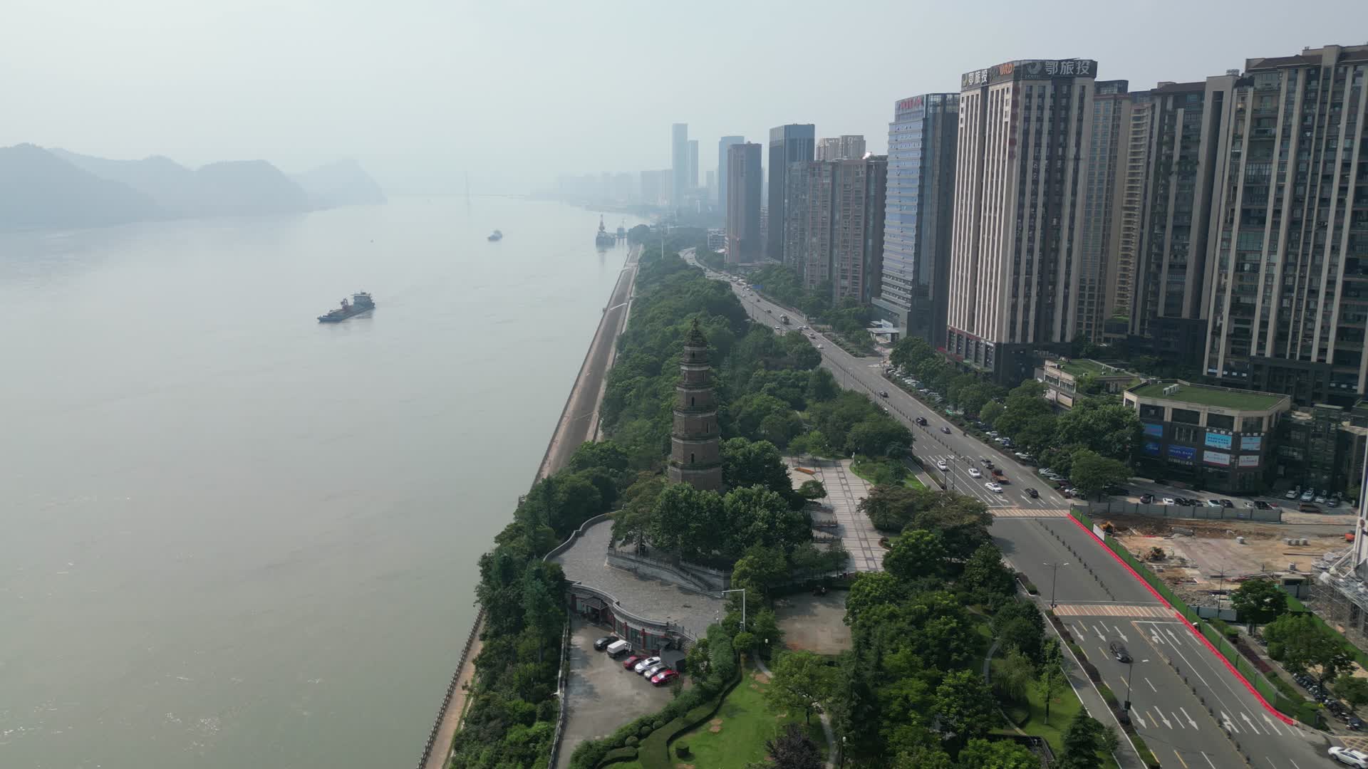 城市航拍长江沿江大道交通视频的预览图