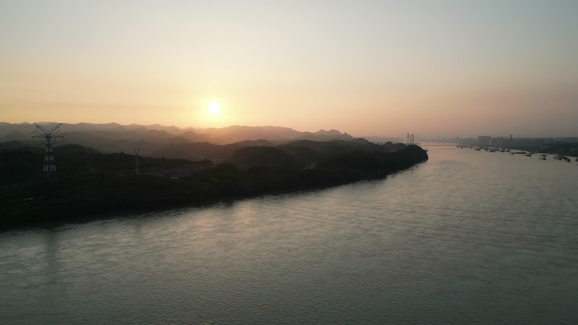 航拍长江日落晚霞货船自然风光视频的预览图