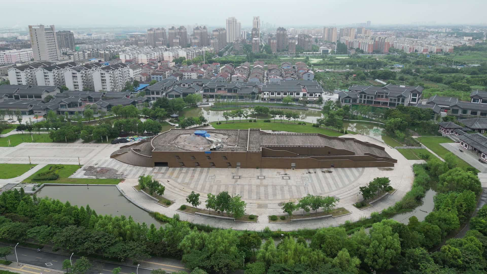 航拍湖北荆州关公义园视频的预览图