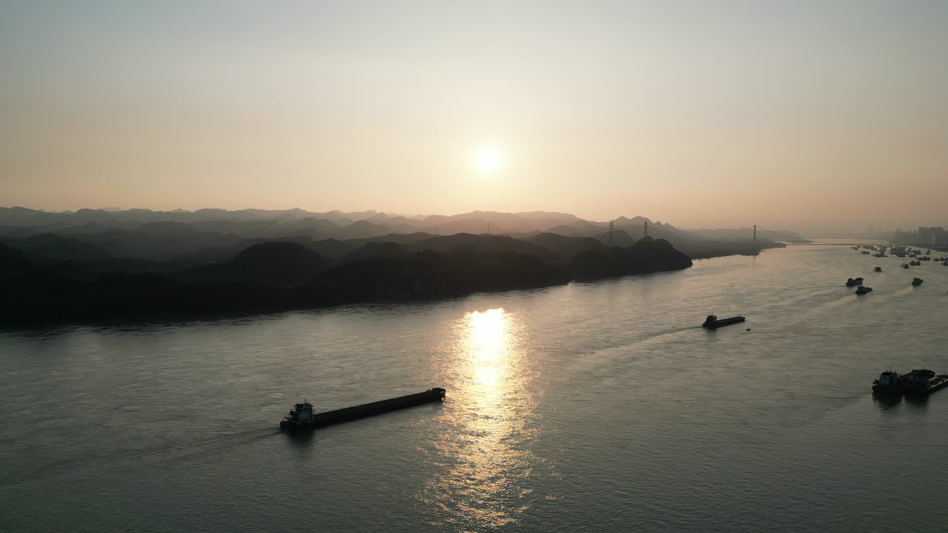 航拍长江日落晚霞货船自然风光视频的预览图