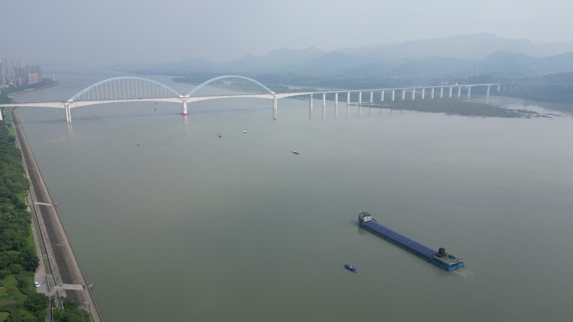 城市航拍跨越长江高铁轨道大桥视频的预览图
