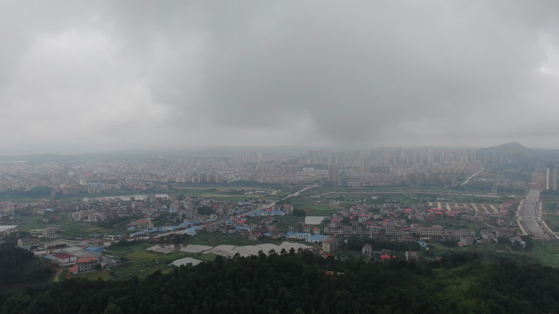 航拍城市暴雨来临视频的预览图