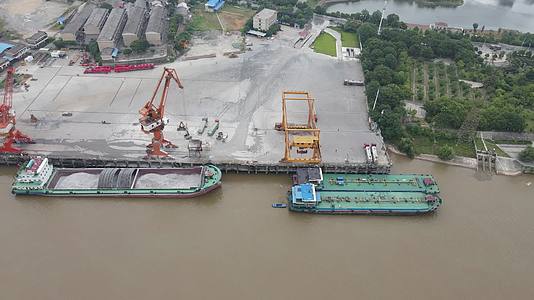 湖南湘江货运码头航拍视频的预览图