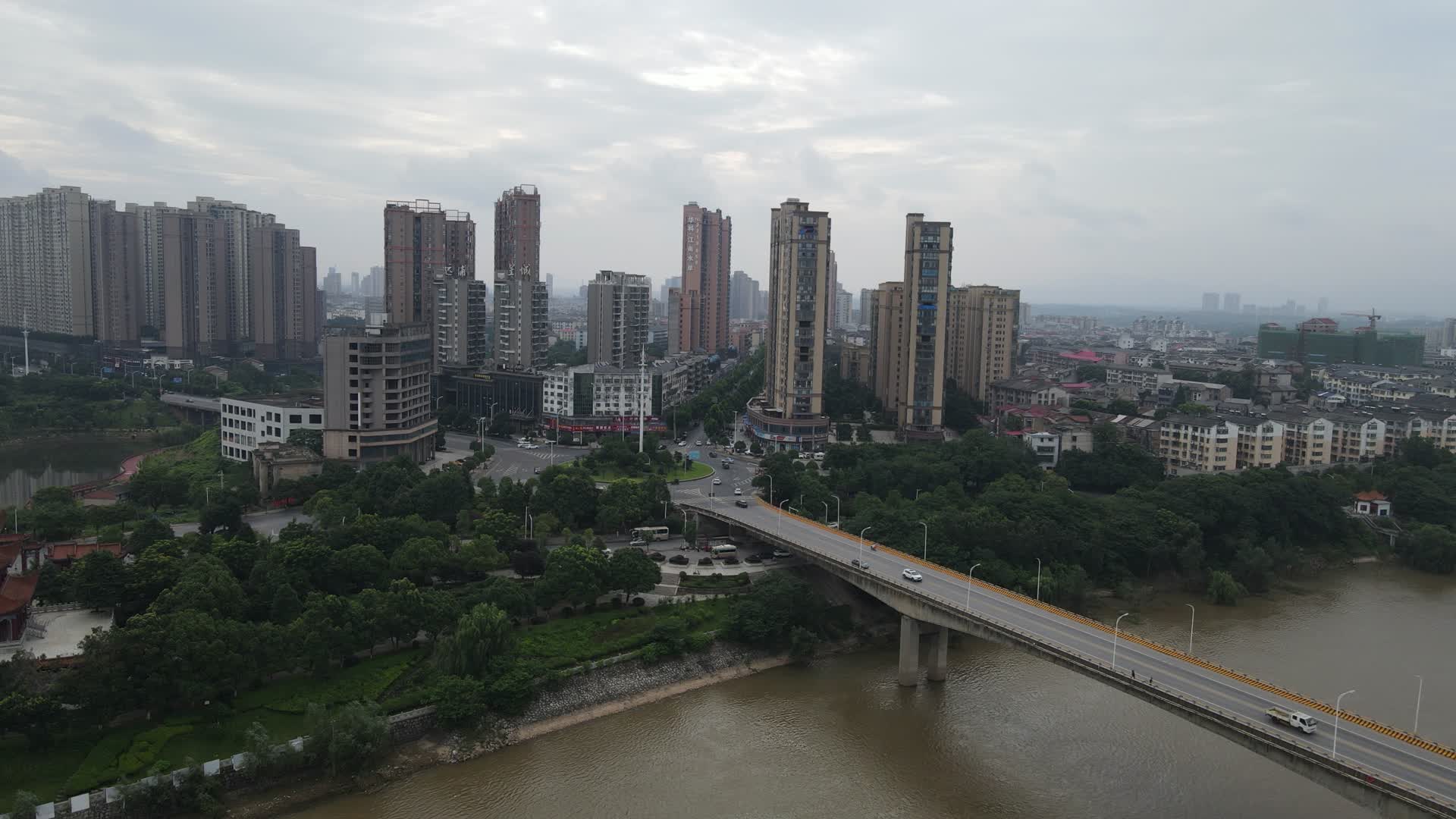 湖南湘阴县城市高楼交通航拍视频的预览图