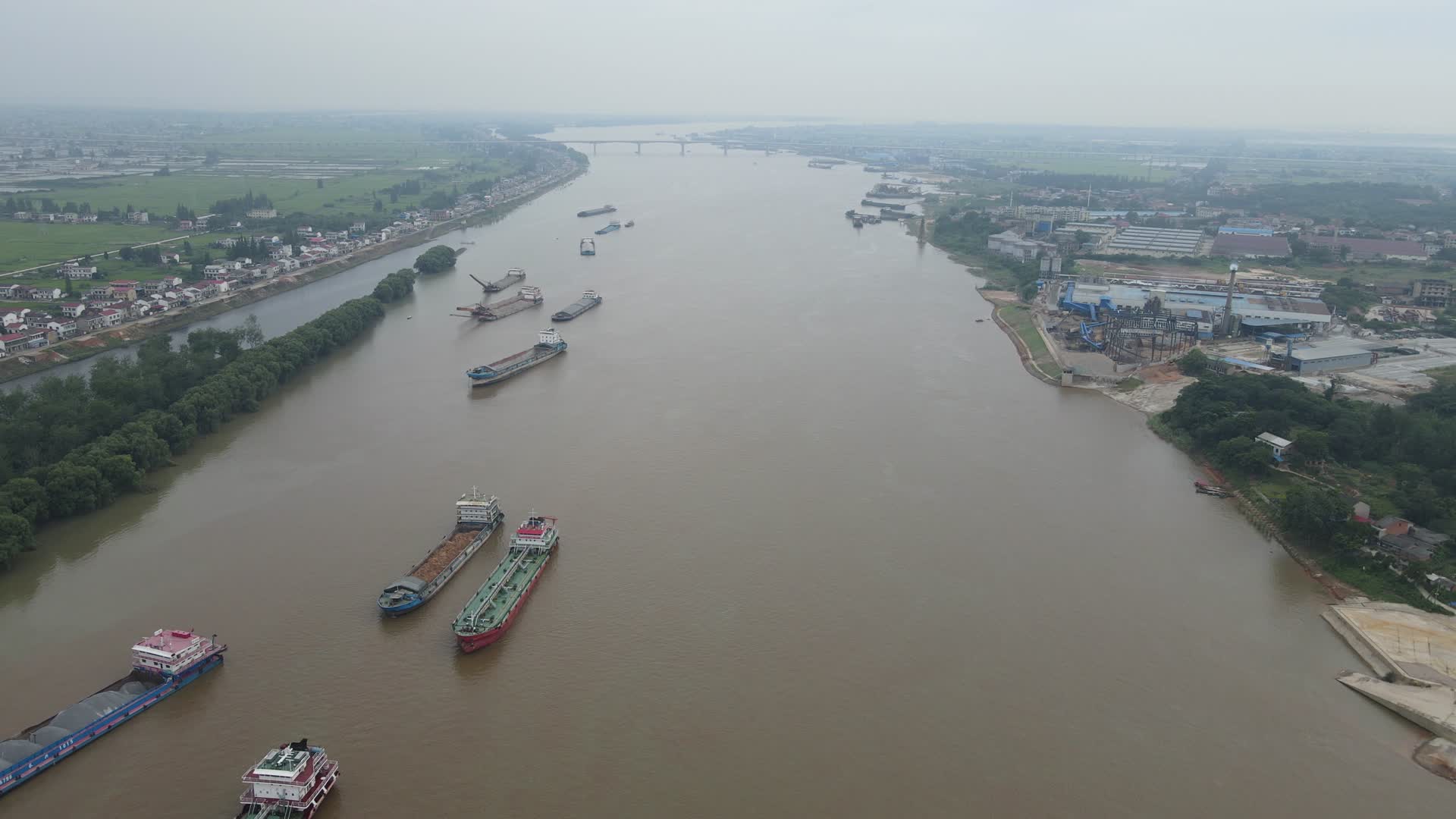 湖南湘江货运码头航拍视频的预览图