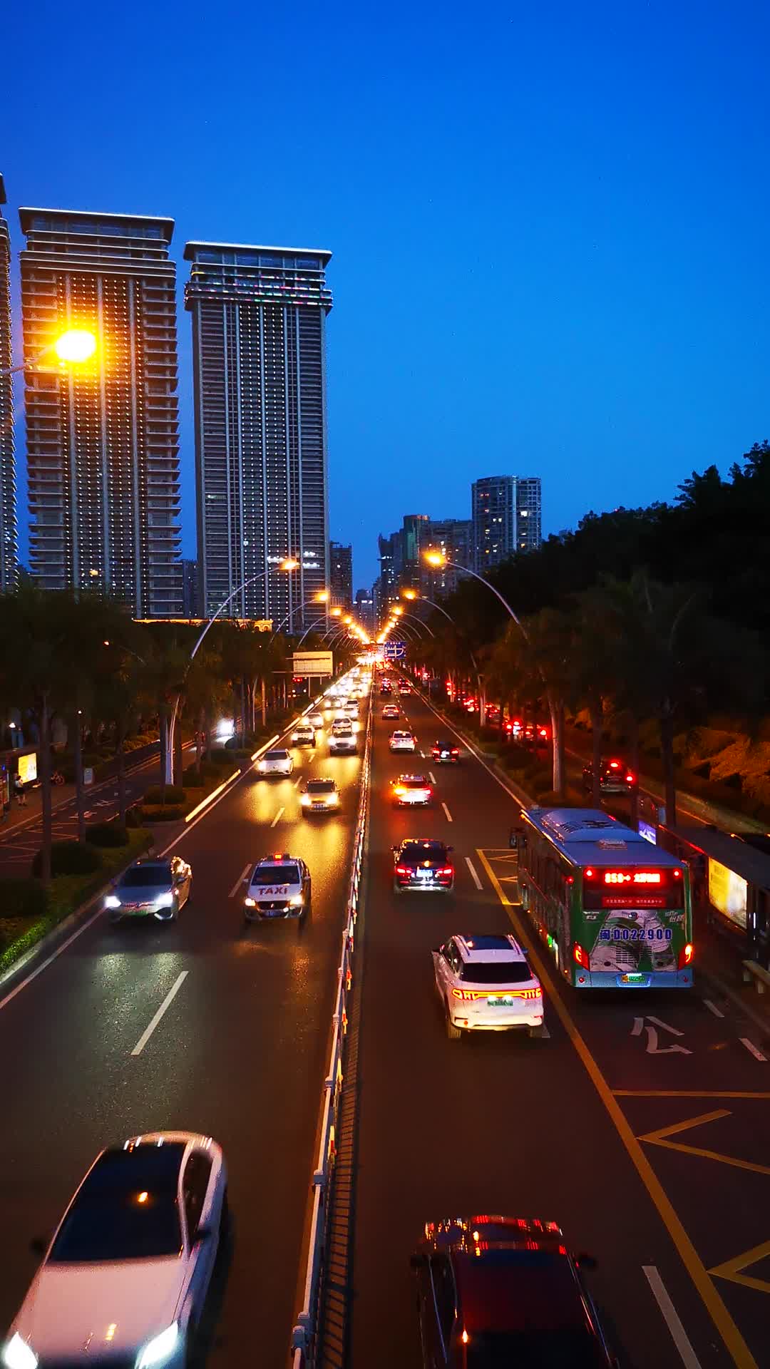 福建厦门城市夜景交通视频的预览图