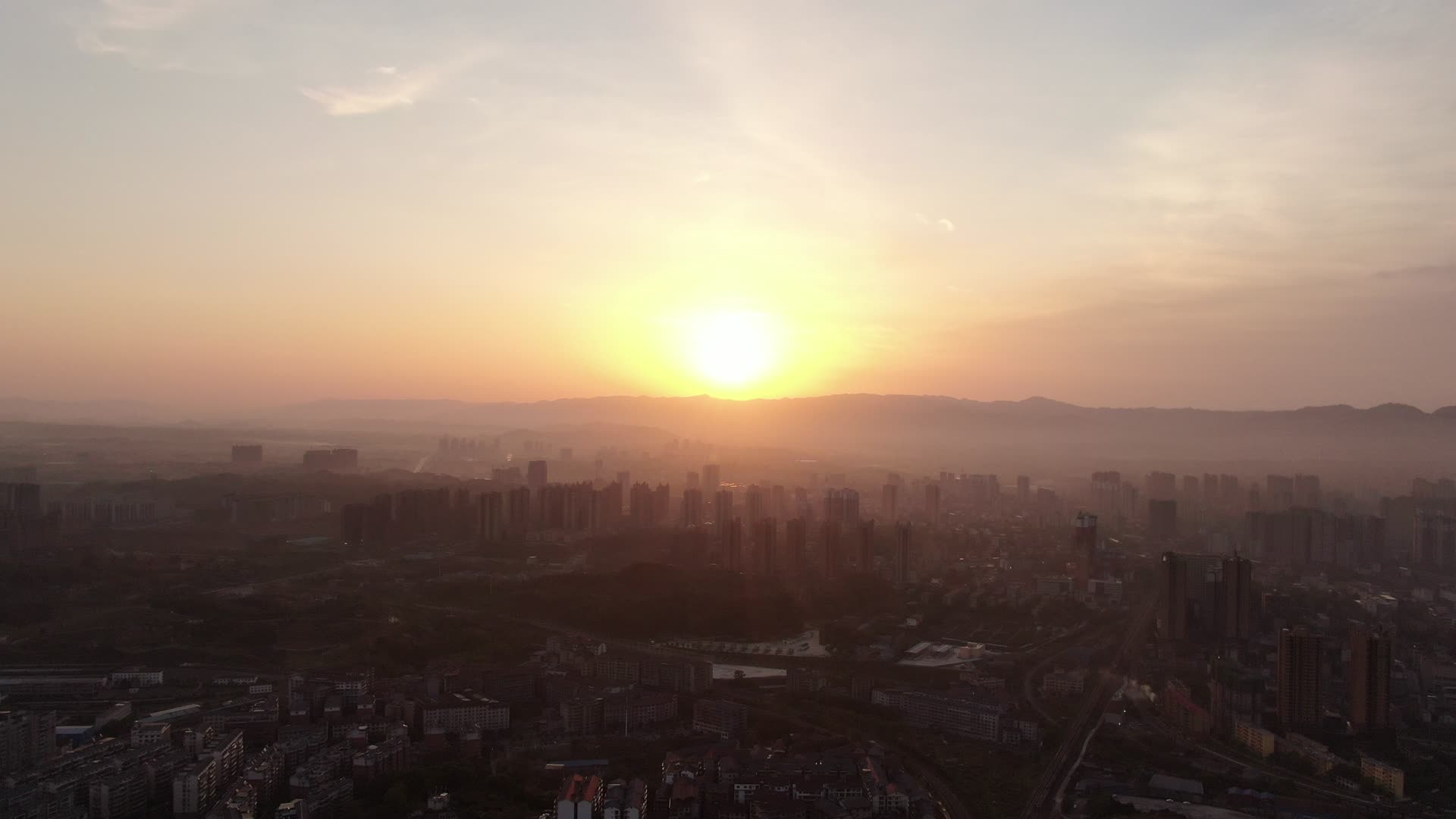 航拍城市清晨日出迷雾朦胧视频的预览图