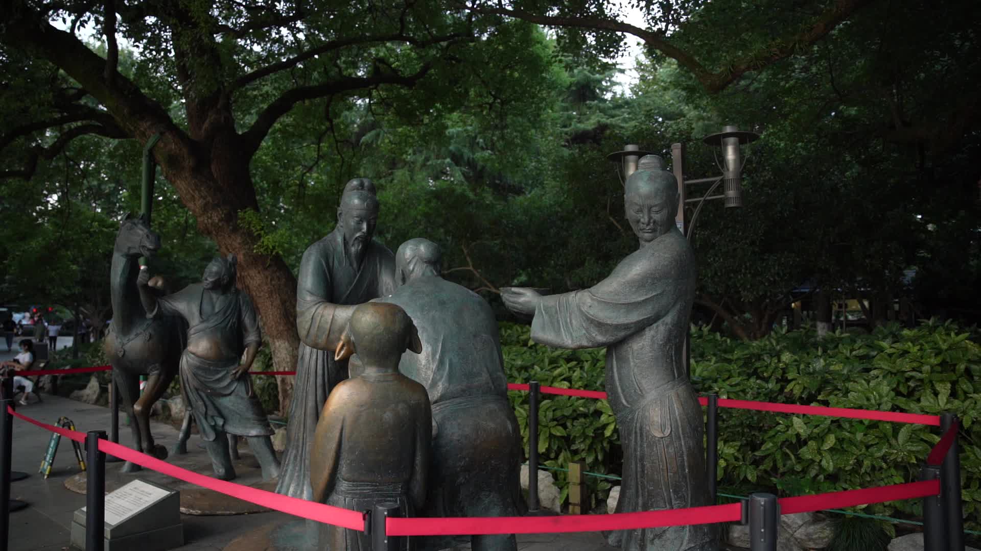 杭州西湖景区惜别白公送别白居易群雕视频的预览图