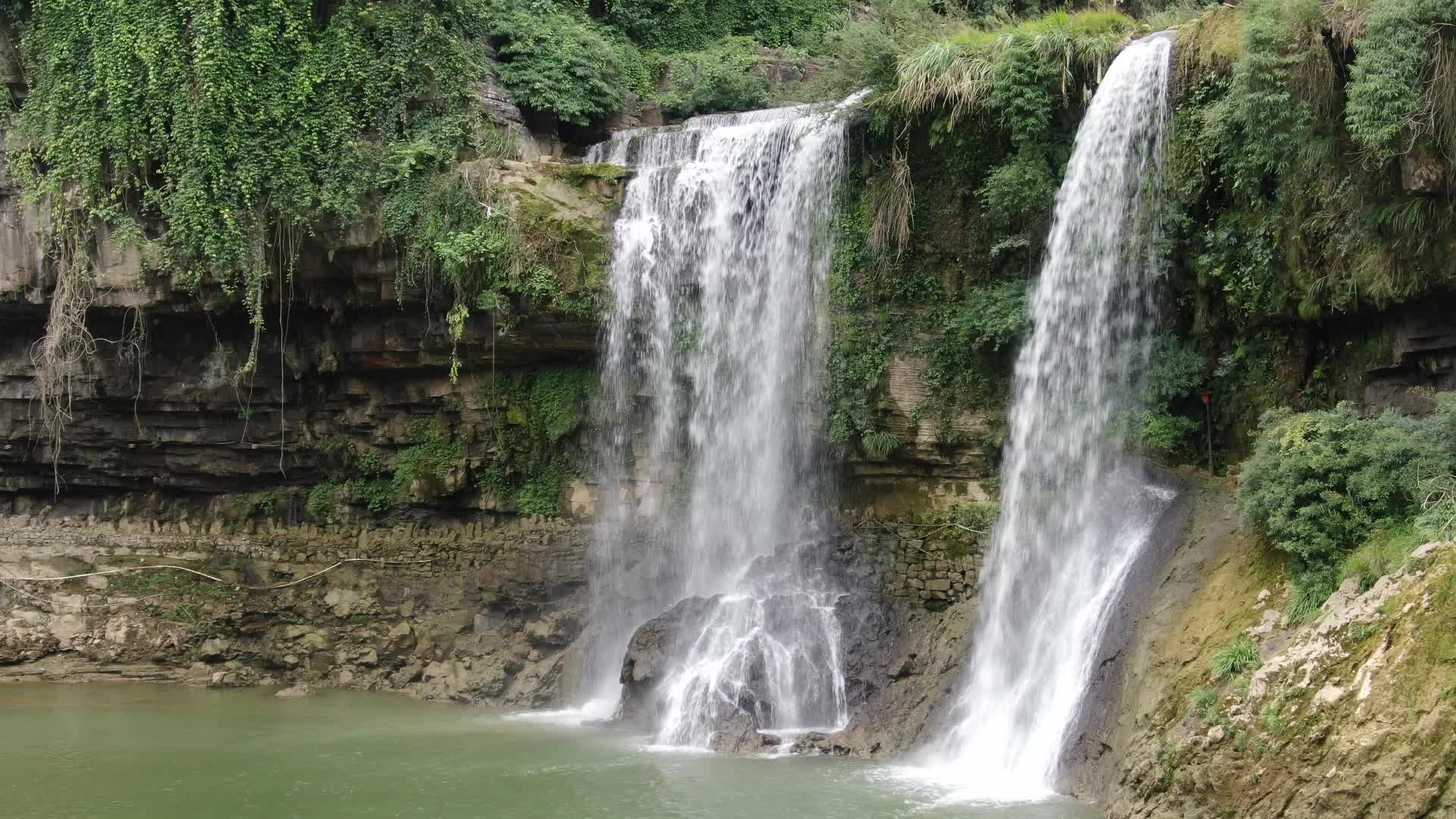 旅游景区湖南芙蓉镇4A景区瀑布流水视频的预览图