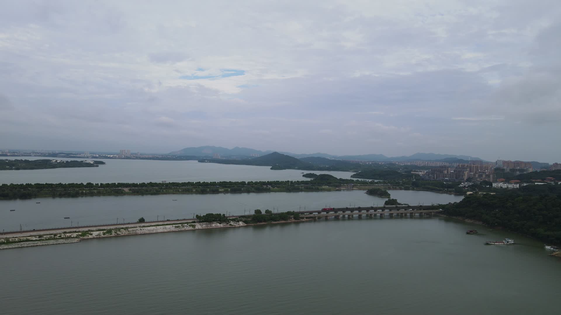 湖南岳阳南湖公园火车轨道航拍视频的预览图