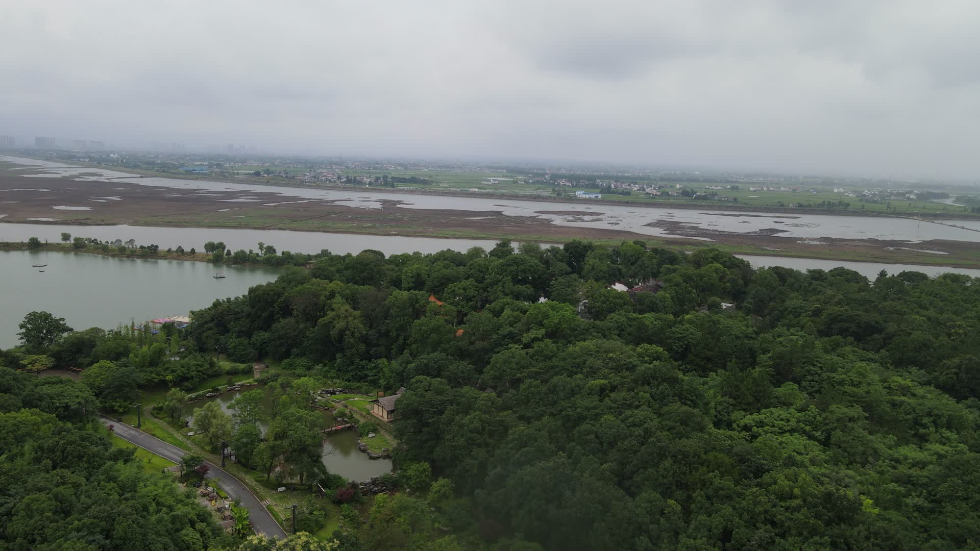 航拍湖南汨罗江湿地公园视频的预览图