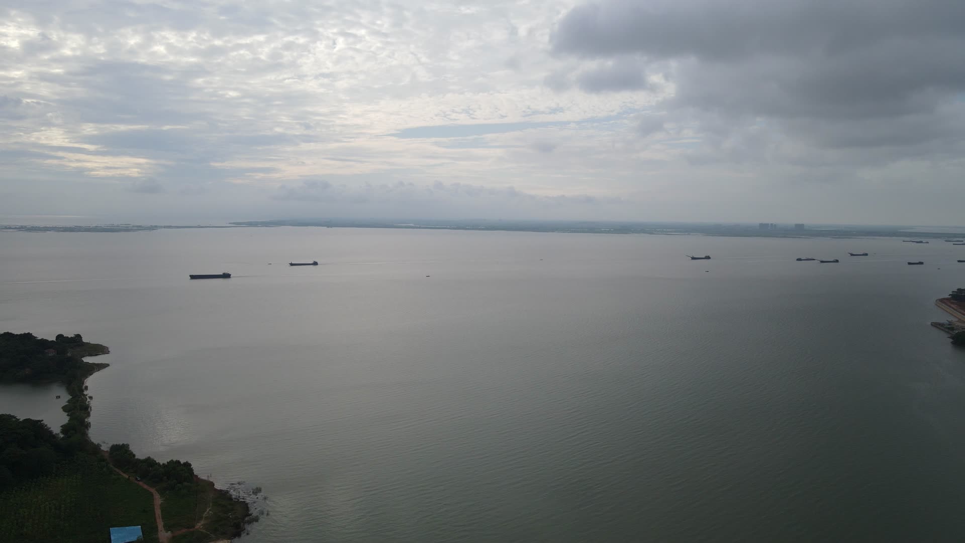 航拍湖南岳阳洞庭湖湖面船舶视频的预览图