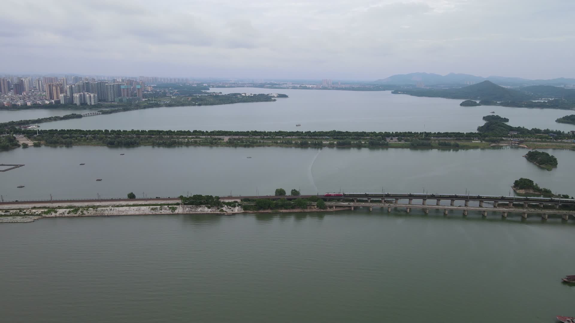航拍火车轨道穿过湖面岳阳南湖视频的预览图
