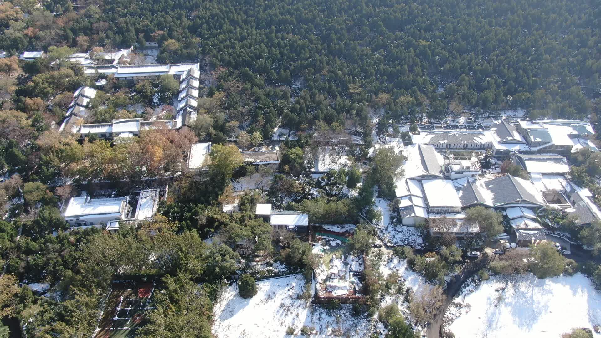 旅游景区济南千佛山冬天雪景航拍视频的预览图