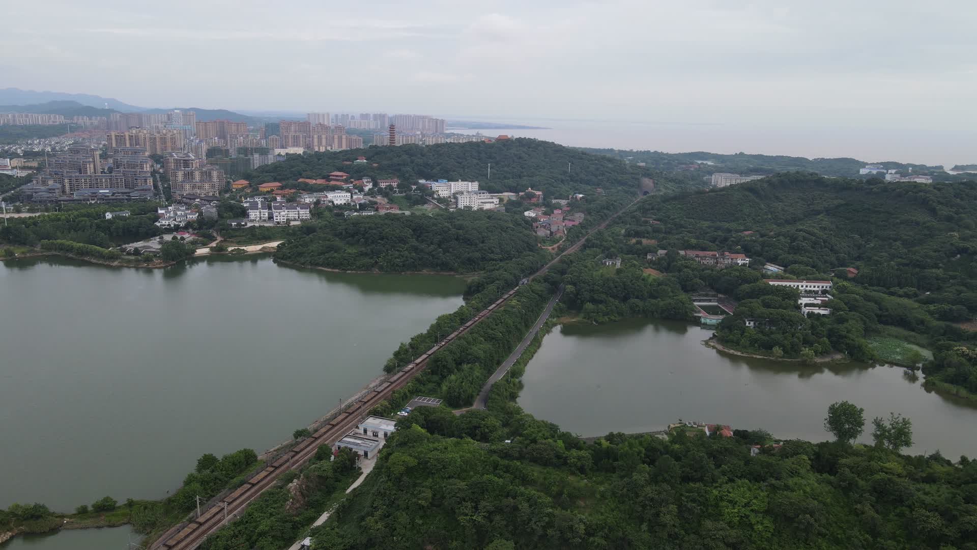 航拍火车轨道穿过湖面岳阳南湖视频的预览图