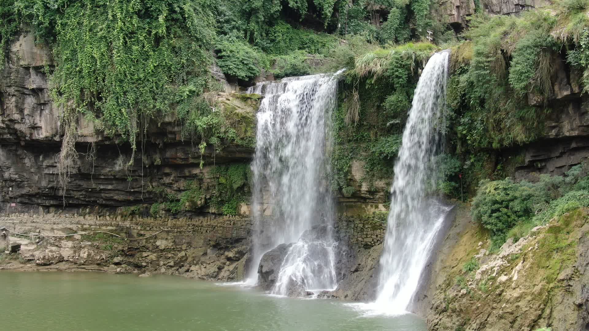 旅游景区湖南芙蓉镇4A景区瀑布流水视频的预览图