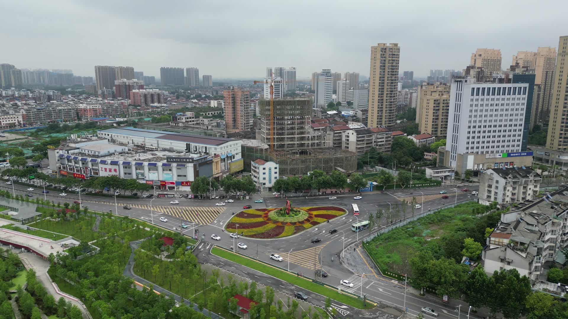 城市航拍湖北荆州城市交通视频的预览图