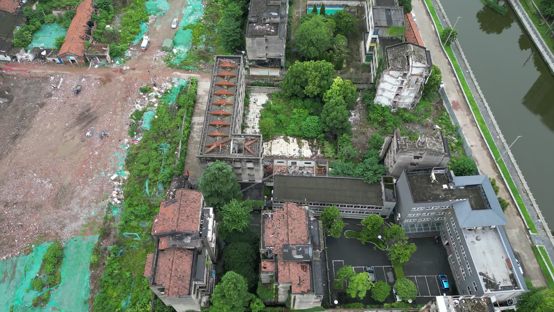 城市拆迁户施工现场航拍视频的预览图