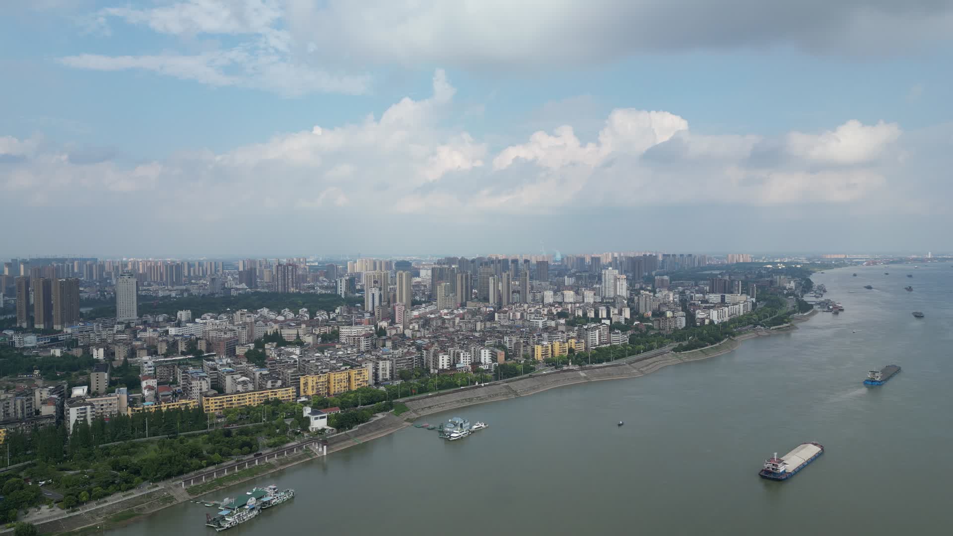 城市航拍湖北荆州城市蓝天白云天际线视频的预览图